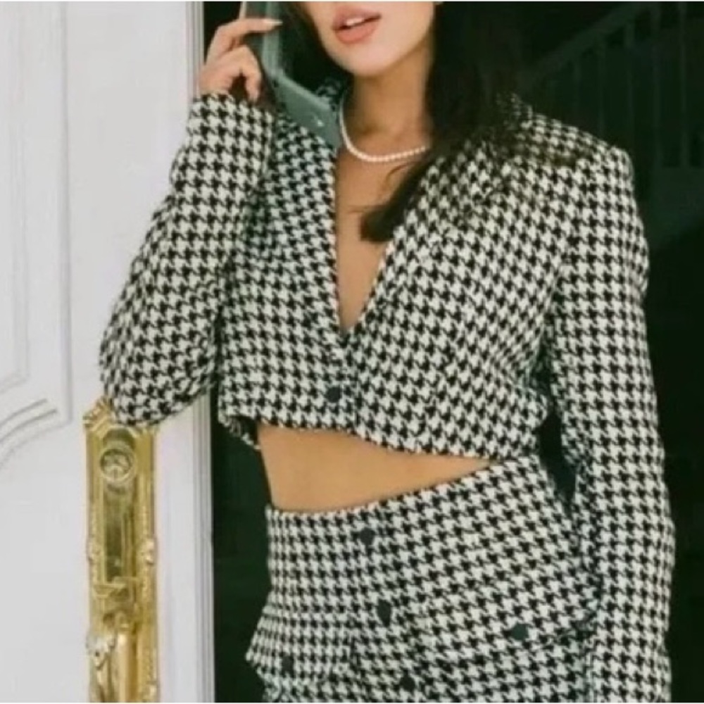 13. Wayf Black and White Houndstooth Blazer 🐣